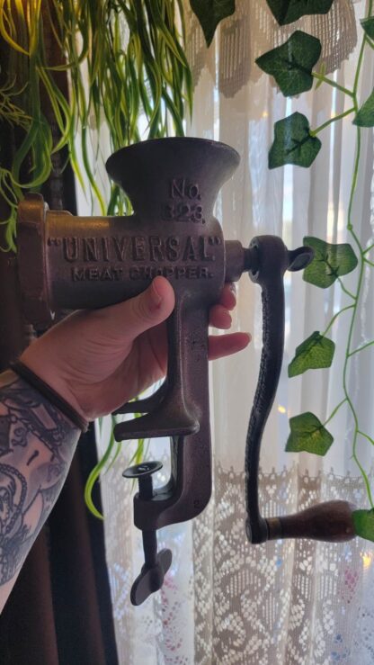Vintage "UNIVERSAL" No. 323. MEAT CHOPPER L.F.&.C. New Britain, Conn.U.S.A.